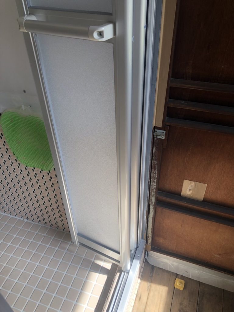 名古屋市南区　浴室ドアのリフォーム工事　浴室中折れドア