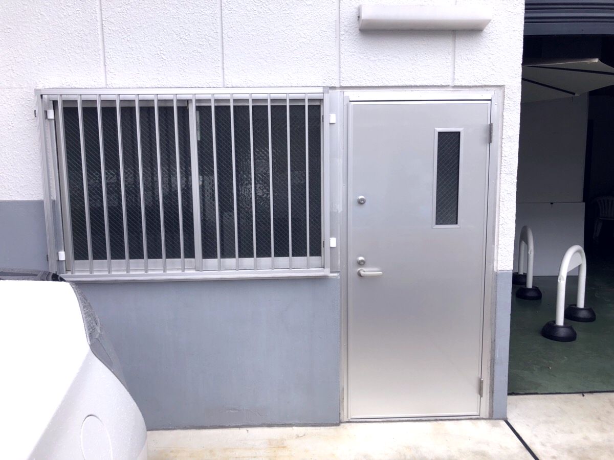 名古屋市西区フラッシュドア+面格子で窓とドアの防犯対策工事