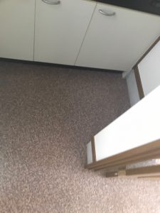 東京都八王子市のアパートにて床・天井のリフォーム工事