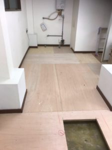 東京都墨田区にて薬局フロアの置床工事
