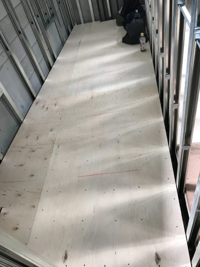 東京都港区にてビルの置床工事を行いました。 乾式二重床 