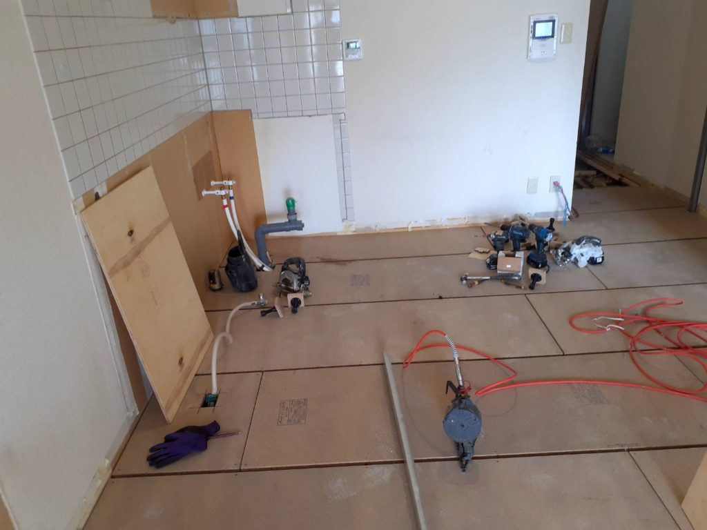 東京都品川区にてマンションにて置床工事を行いました。