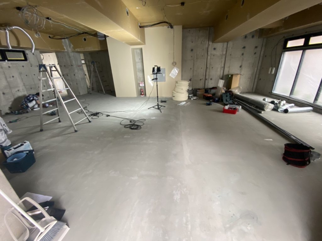 東京都豊島区巣鴨にてトレーニングスタジオの置床工事を行いました。フリーフロアCP