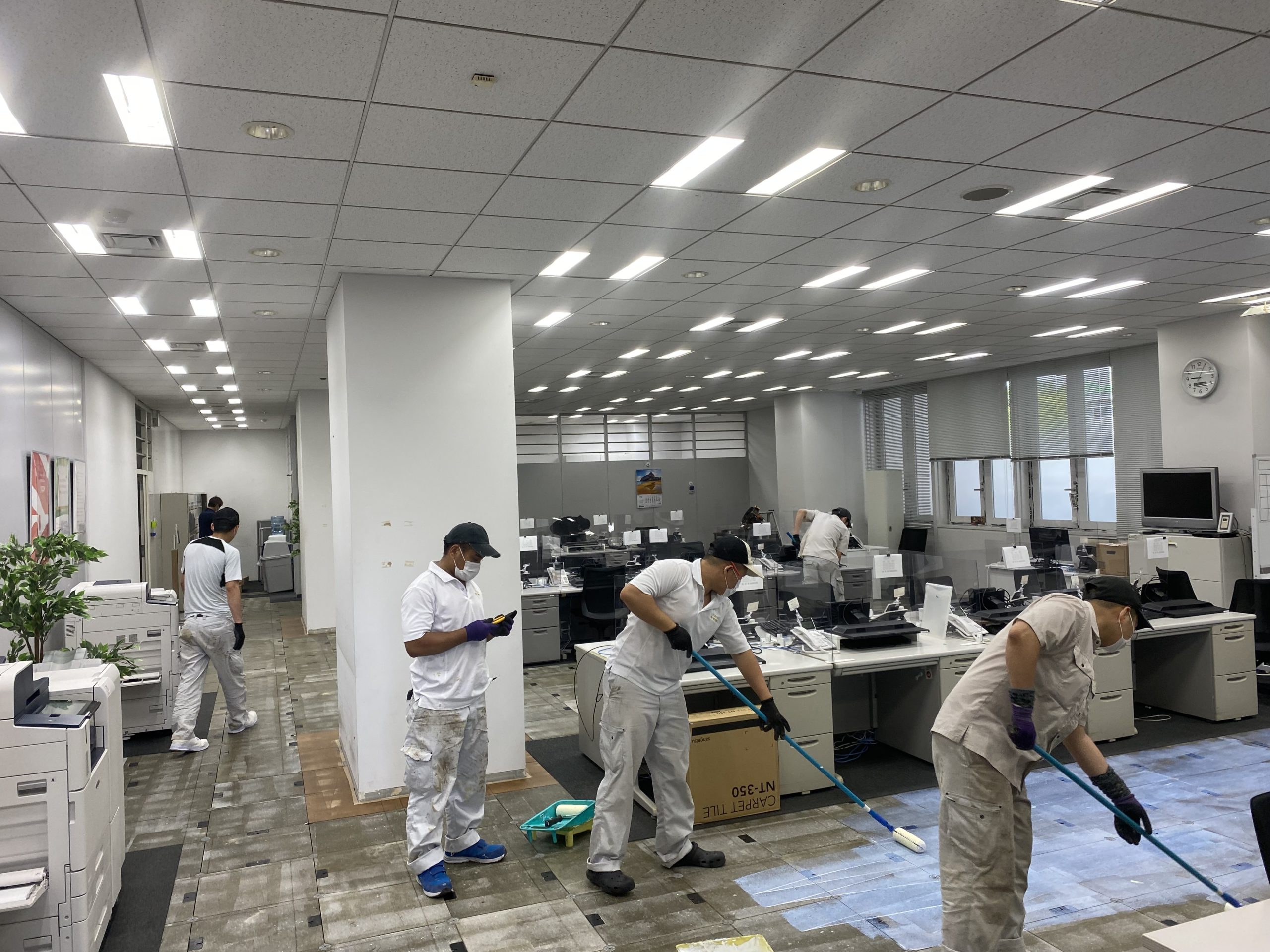 神奈川県藤沢市にてオフィス床改修のタイルカーペット張替え工事