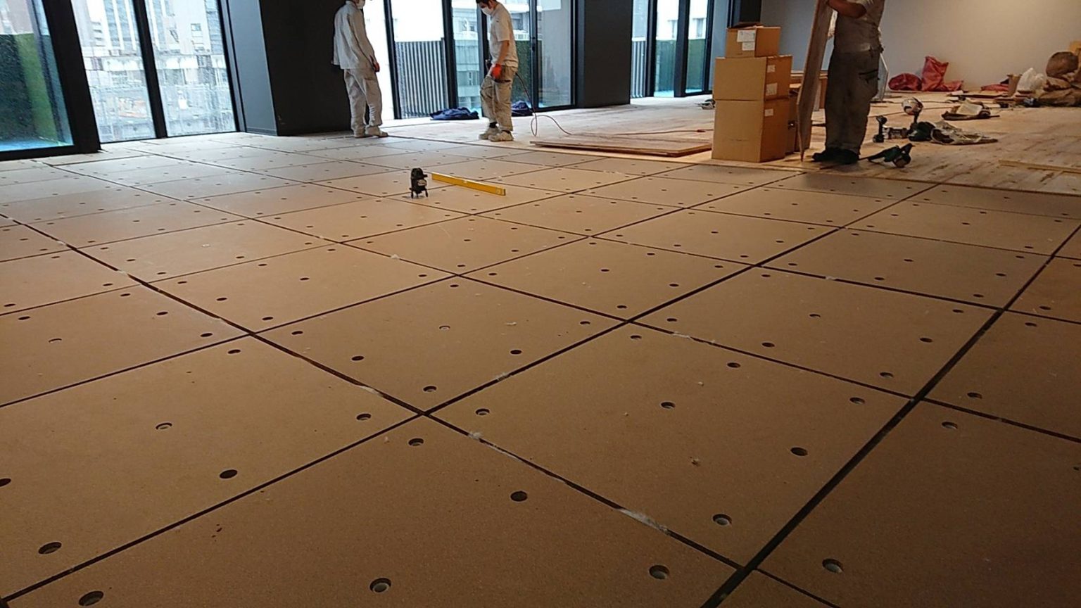 東京都渋谷区のビルにてエアロビクススタジオの置床工事を行いました。
