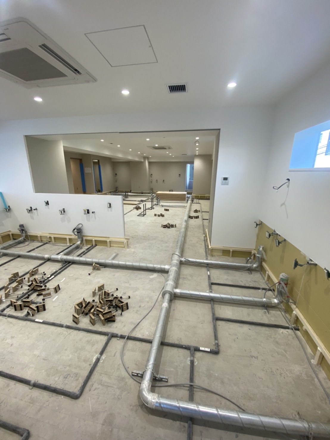 神奈川県座間市にてクリニックの置床工事