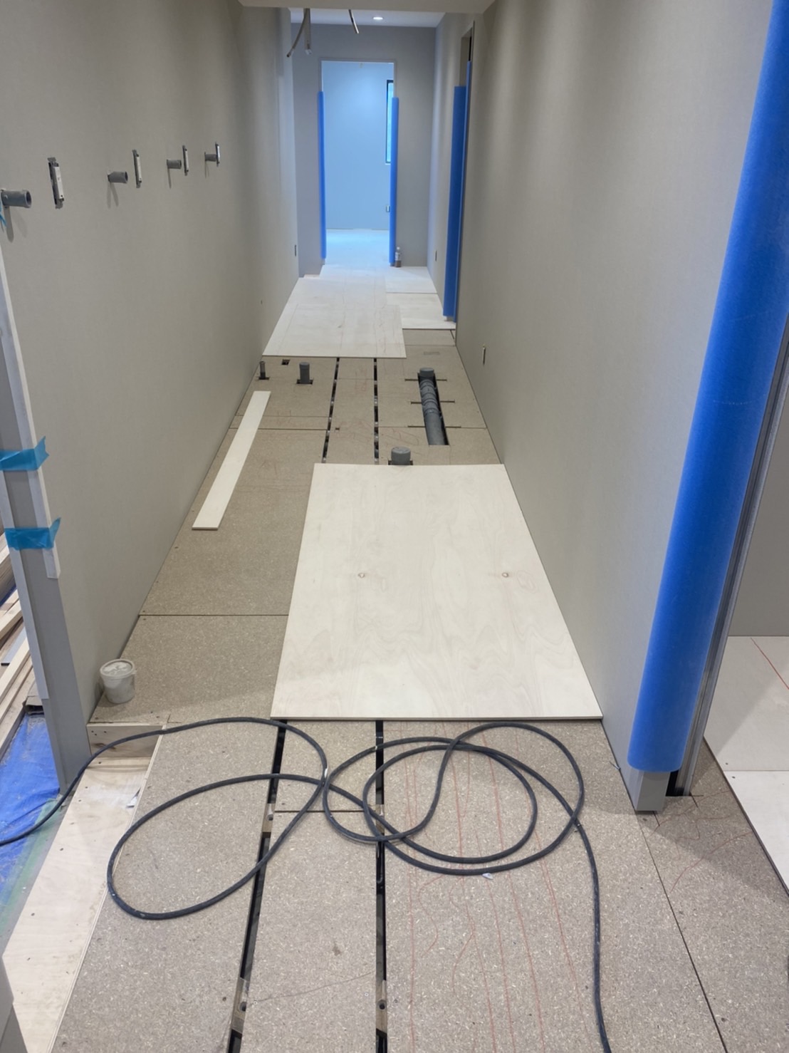 神奈川県座間市にてクリニックの置床工事