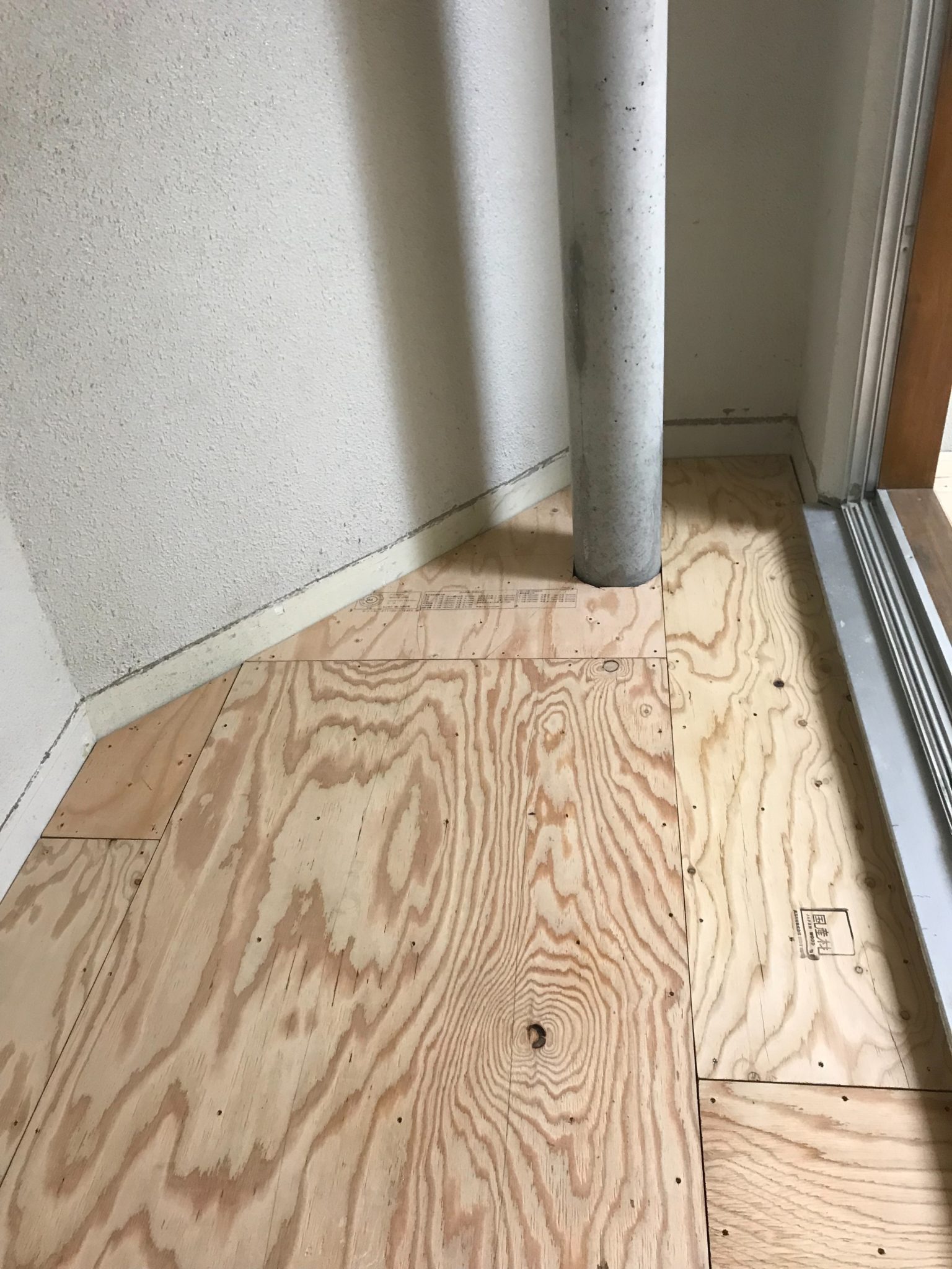 東京都新宿区にてリノベーションに伴う置床工事を行いました。乾式二重床