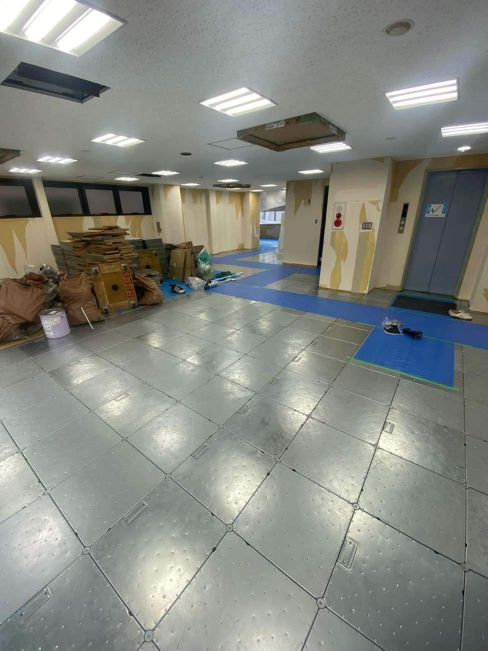東京都板橋区にて店舗の置床工事、OAパネル工事を行いました。乾式二重床