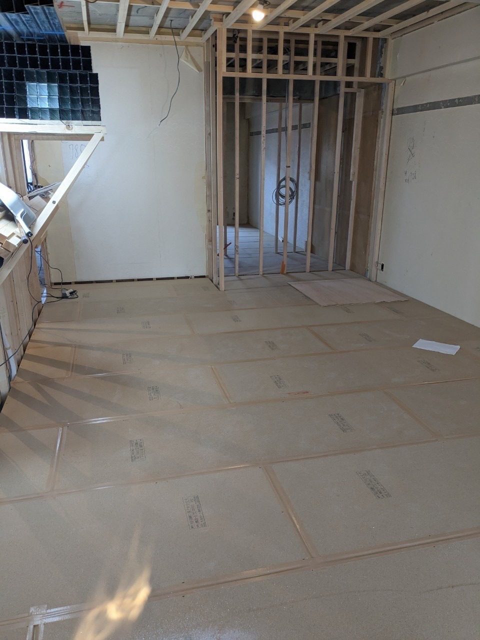 神奈川県横浜市都筑区にてマンション置床工事を行いました。フリーフロアCP