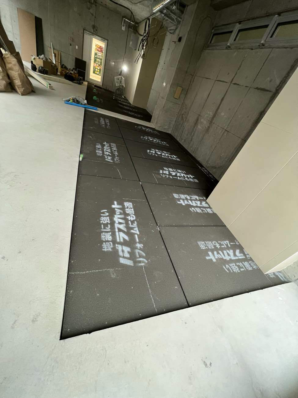東京都八王子市にて薬局の新装に伴う置床工事を行いました。乾式二重床
