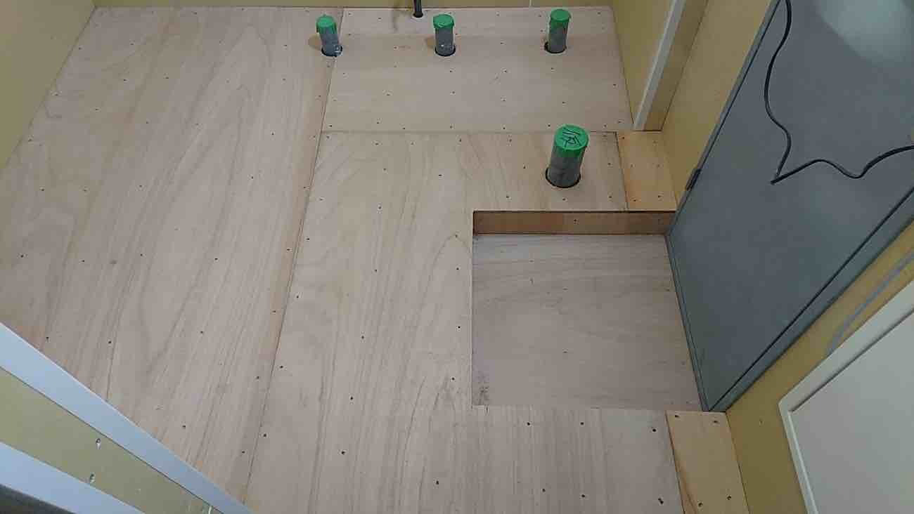 東京都新宿区にて店舗新装の置床工事を行いました。乾式二重床