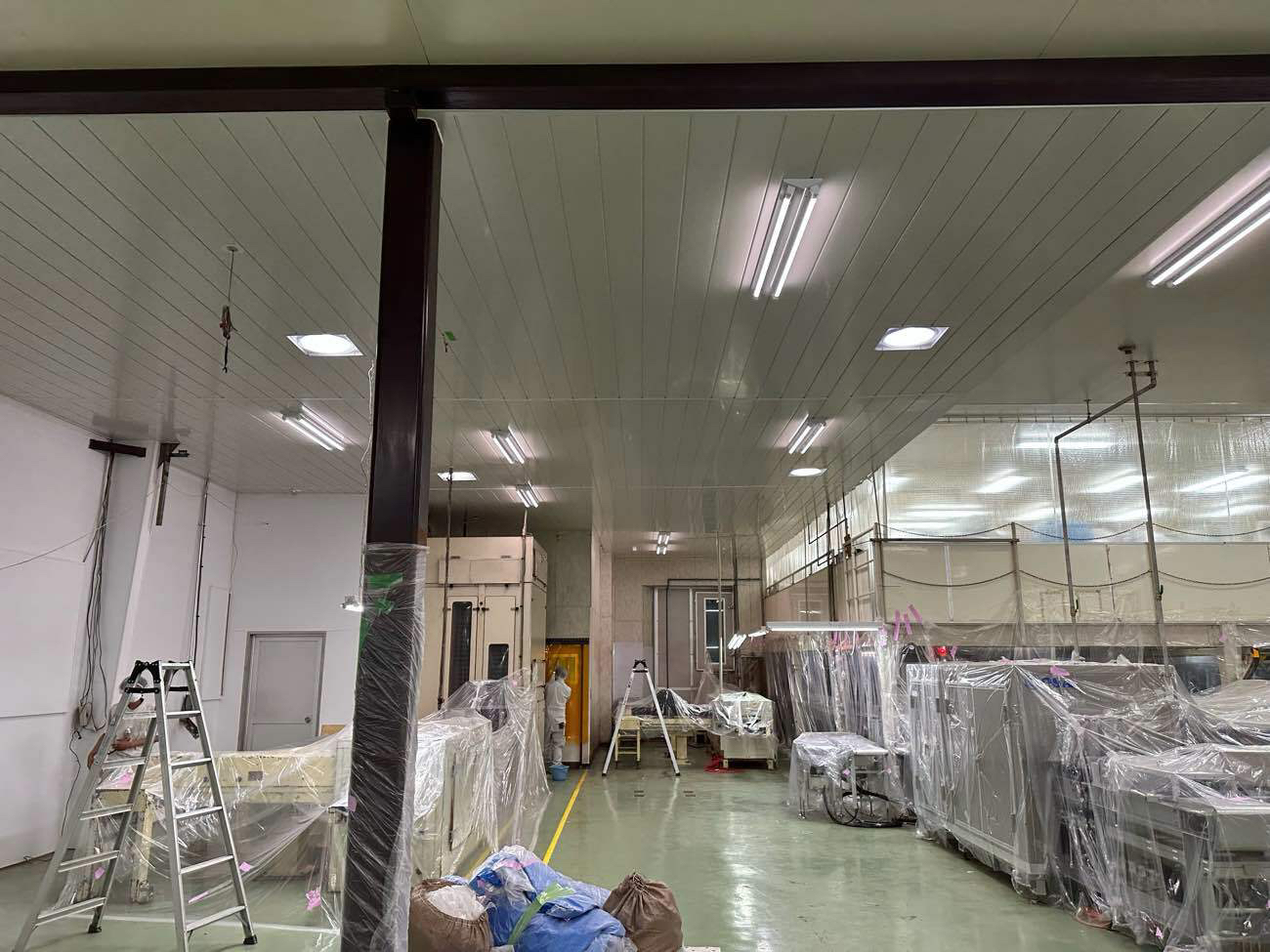 神奈川県茅ケ崎市にて工場改修に伴う天井工事を行いました。フクビMSF200