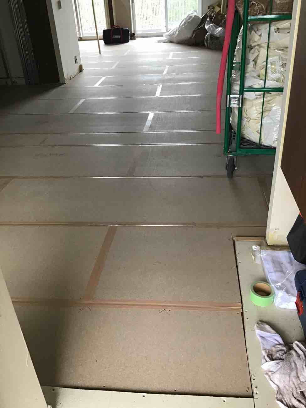 神奈川県三浦市にてマンション１日置床工事を行いました。乾式二重床