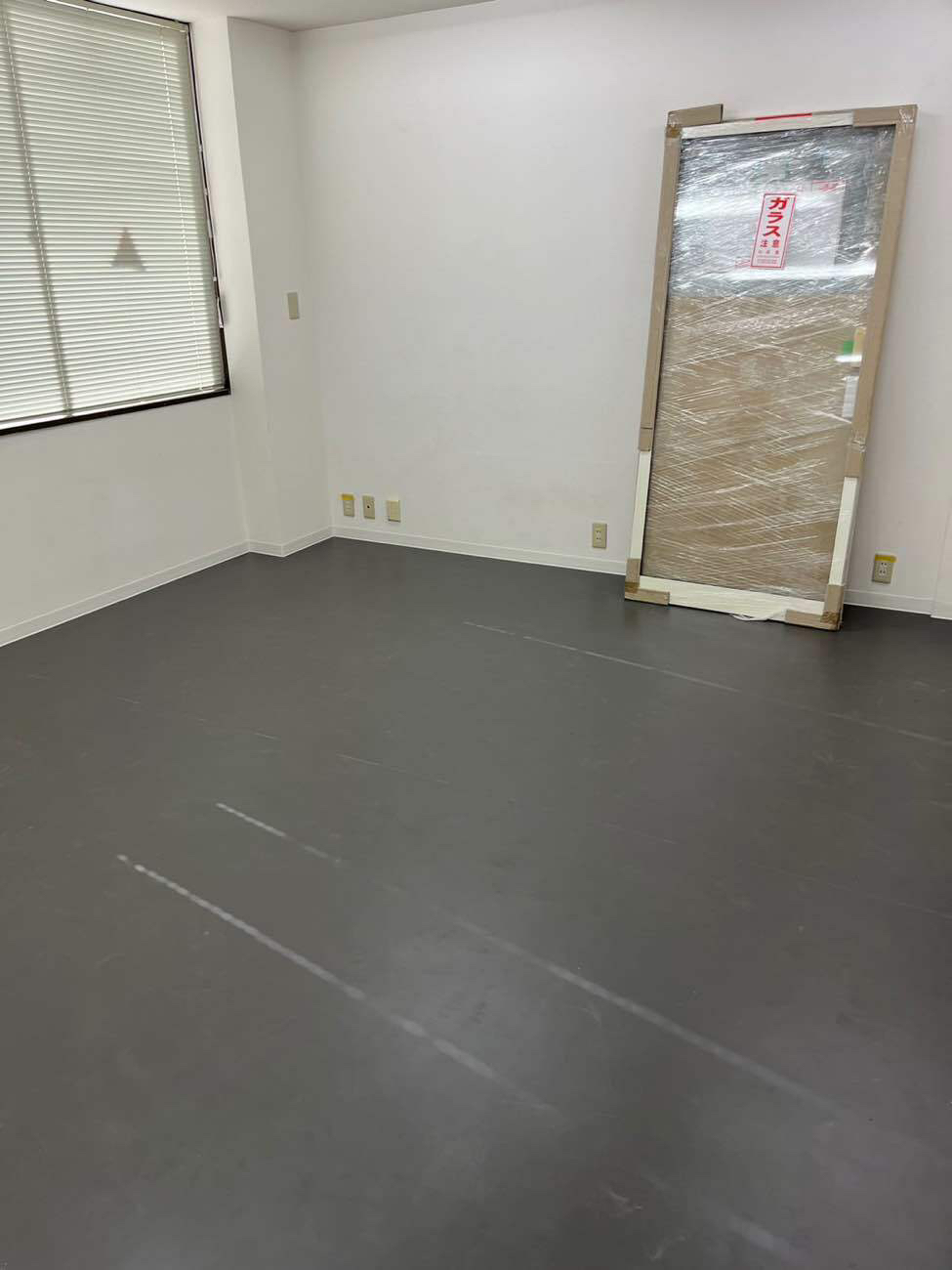 東京都墨田区にてダンススタジオにて置床、壁、フロアマット工事を行いました。乾式二重床