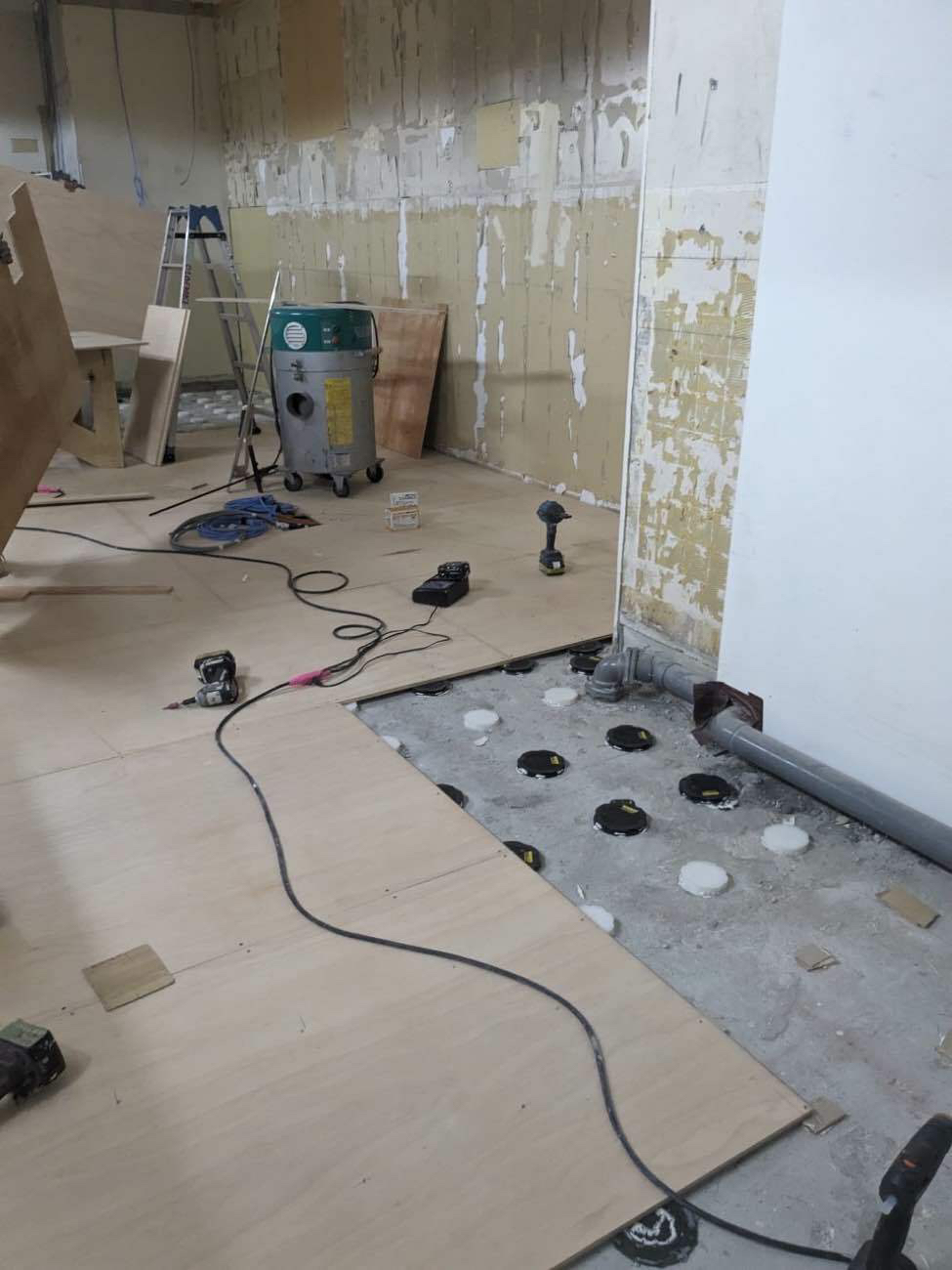 東京都渋谷区にて店舗改修の置床工事を行いました。ラワン構造用合板