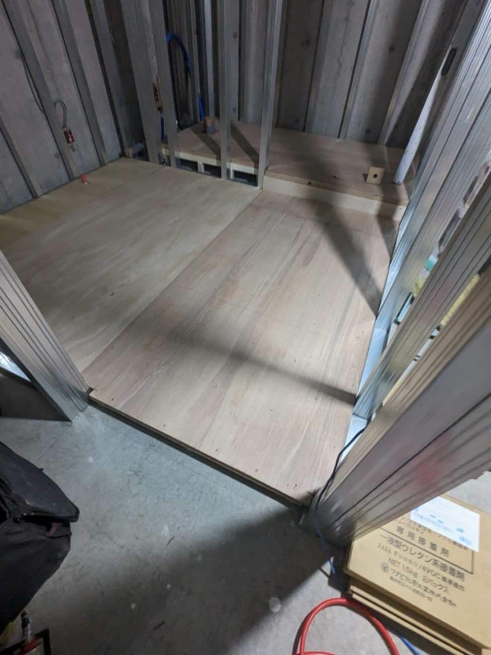 千葉県市川市にて店舗の置床工事を行いました。乾式二重床