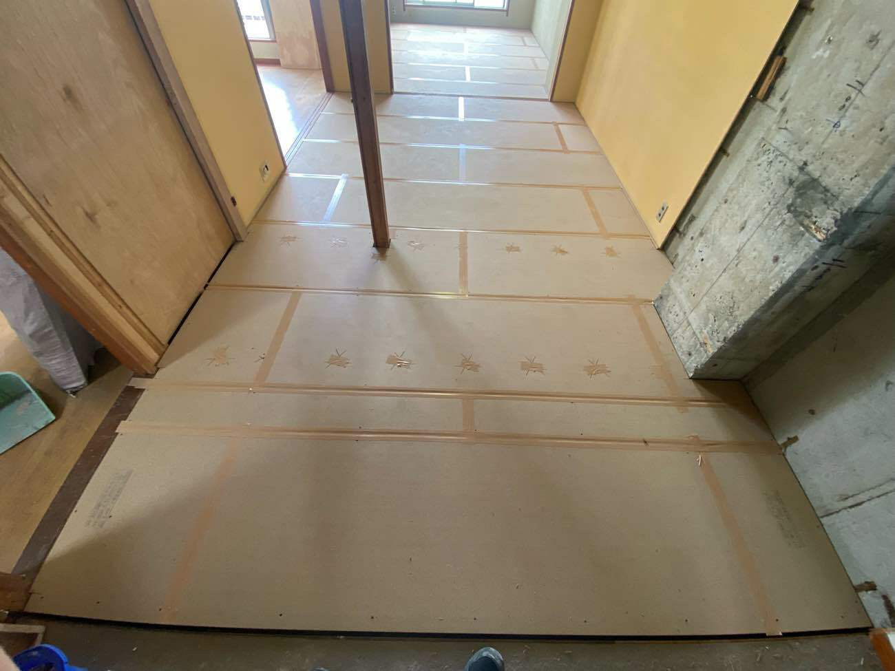 東京都羽村市にてマンション改修における置床工事を行いました。乾式二重床
