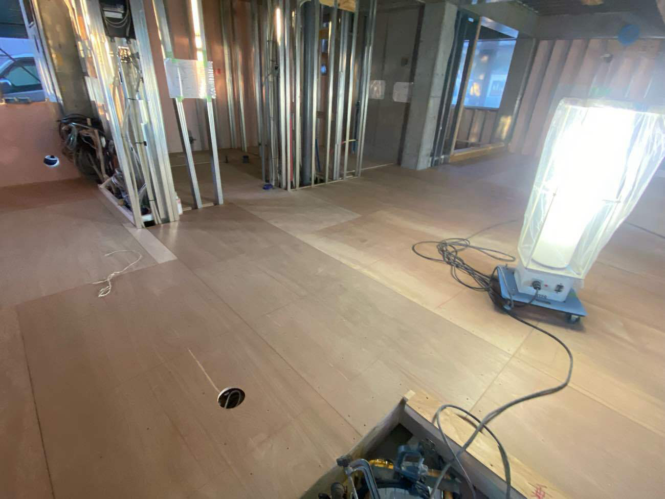 神奈川県鎌倉市にて新築施設の置床工事を行いました。乾式二重床