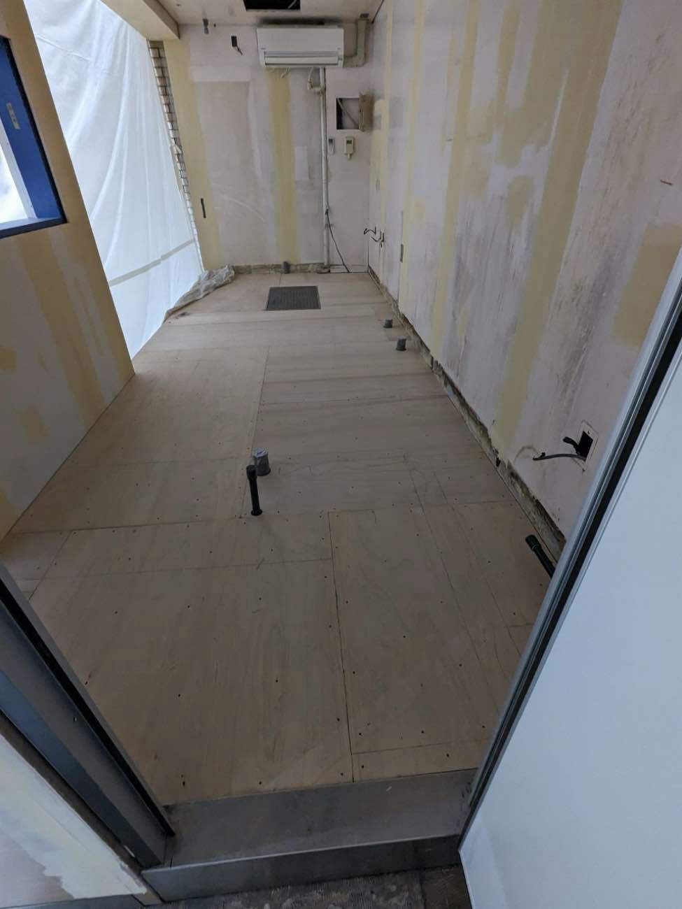 埼玉県さいたま市にてテナント工事における置床工事を行いました。乾式二重床