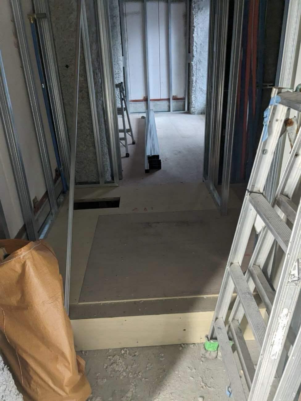 横浜市西区にてマンションの置床工事を行いました。乾式二重床