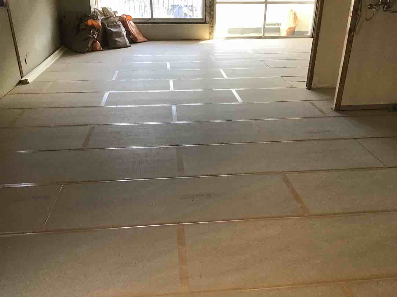 東京都八王子市にてマンション1日置床工事を行いました。乾式二重床