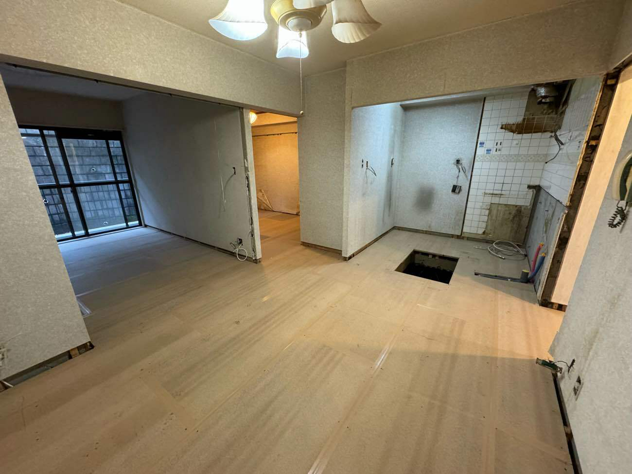 横浜市中区にてマンションの置床工事を行いました。乾式二重床