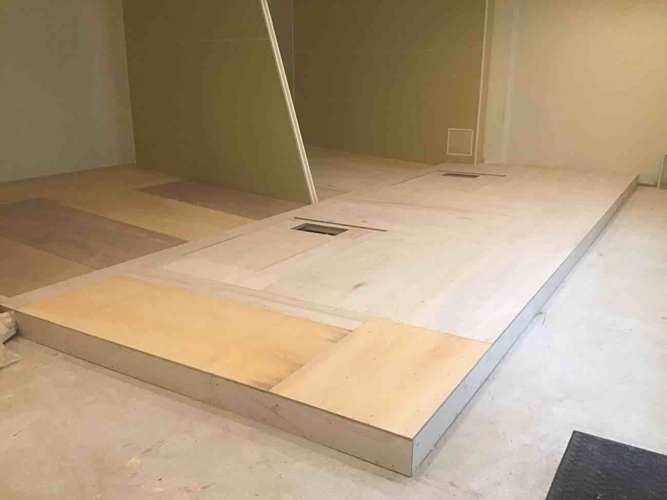 神奈川県厚木市にてシミュレーションゴルフ店舗の置床工事を行いました。乾式二重床