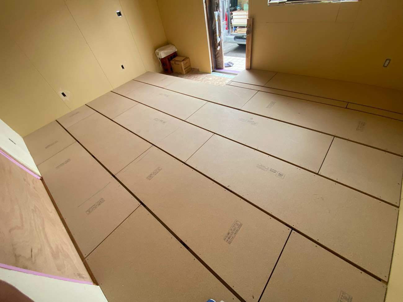 埼玉県上尾市にて店舗の置床工事を行いました。フリーフロアEP