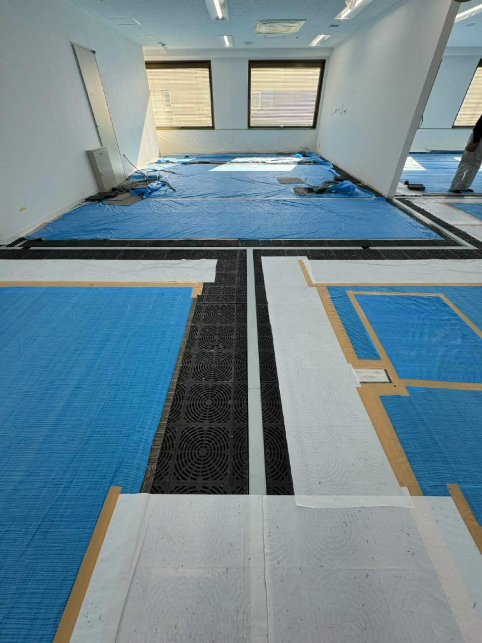 東京都中央区にてオフィスのOAフロア工事を行いました。