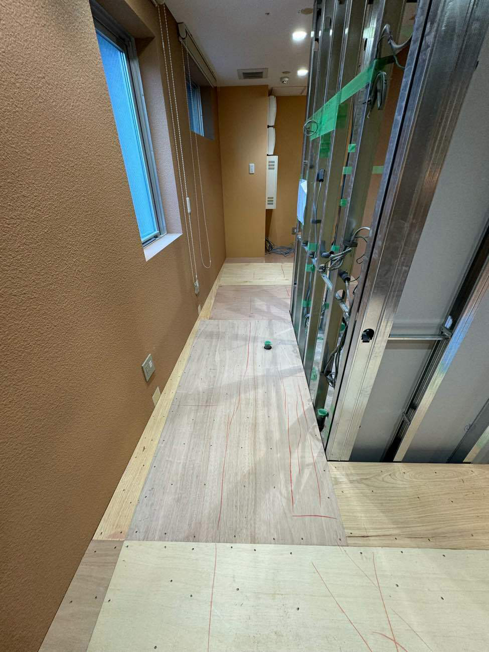 東京都中野区にてクリニックの置床工事を行いました。乾式二重床
