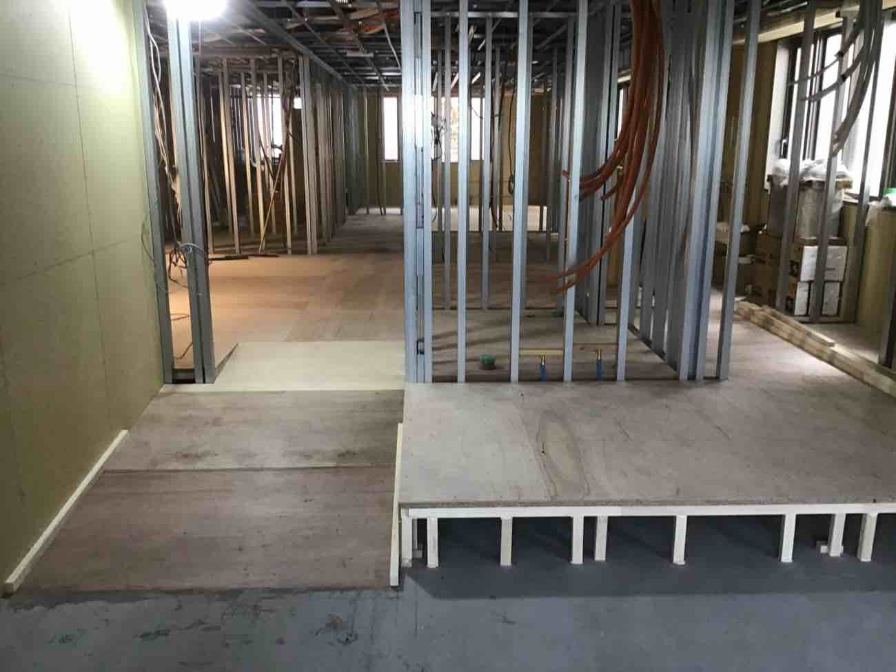 東京都目黒区にてクリニックの置床工事を行いました。乾式二重床