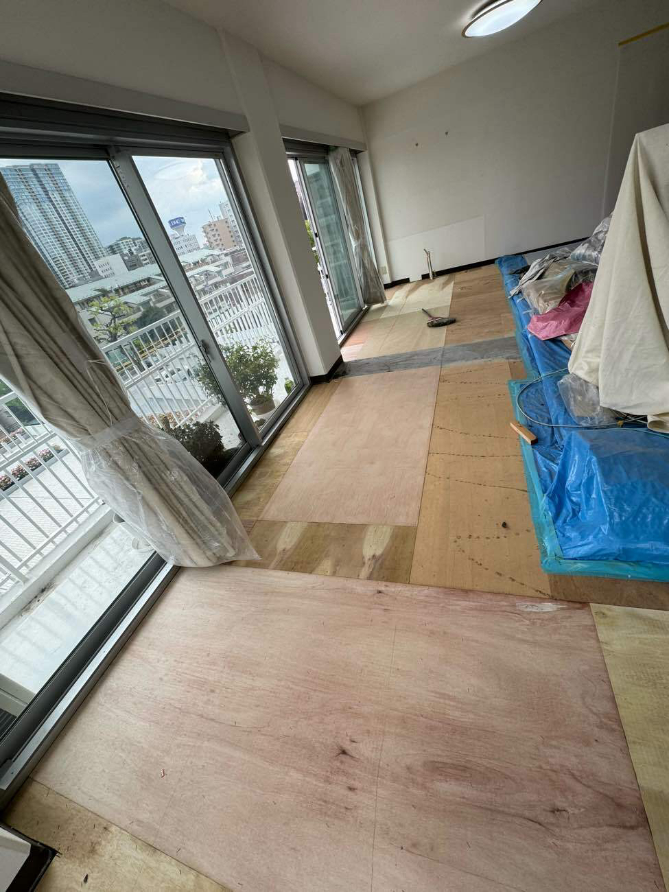 東京都港区にてマンション置床工事を行いました。乾式二重床