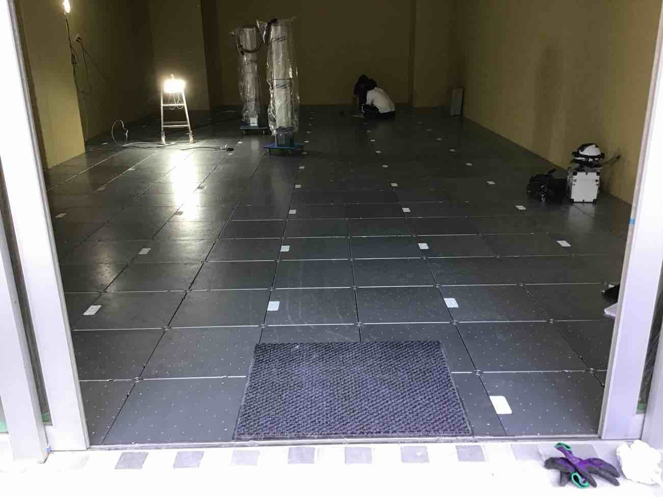 埼玉県さいたま市にて店舗のOAフロア工事を行いました。モザイクフロア