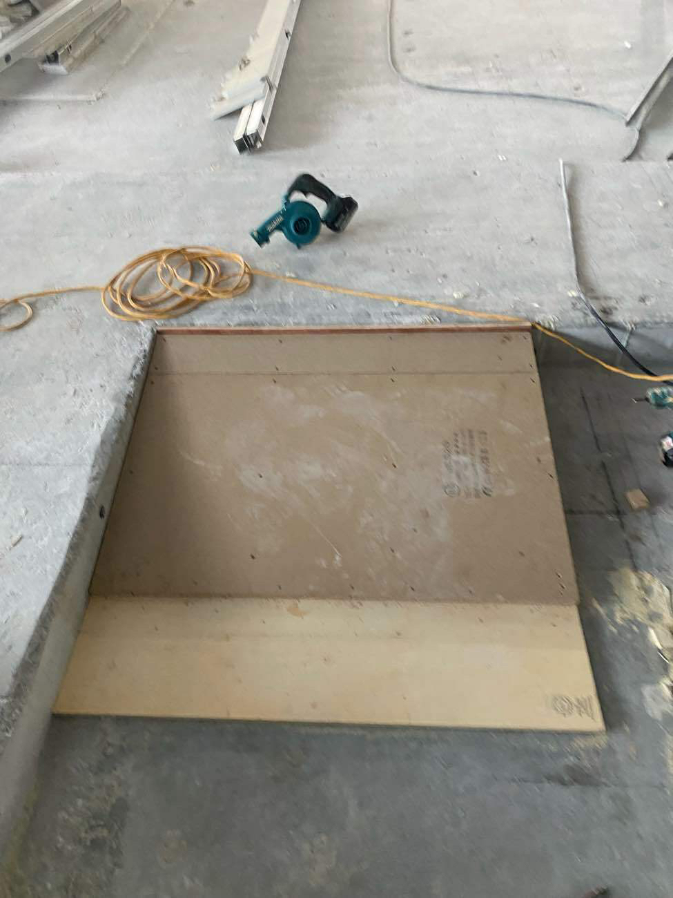 東京都港区にて店舗のスロープ造作工事を行いました。