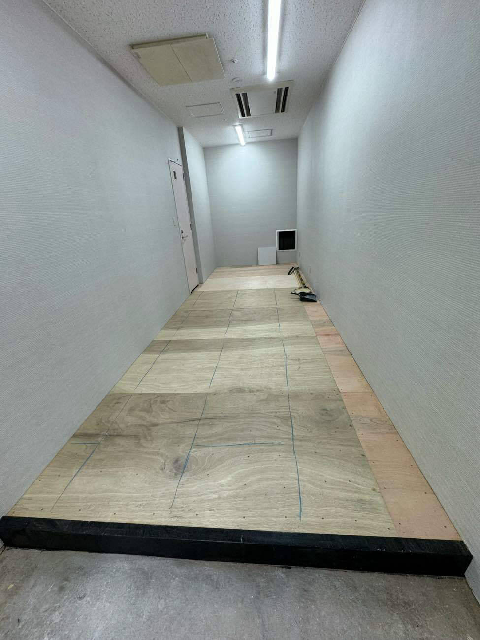 東京都北区にて駅改修に伴う置床工事を行いました。乾式二重床