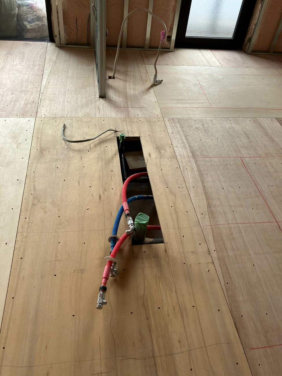 東京都渋谷区にてマンションの置床工事を行いました。ラワン構造用合板12m