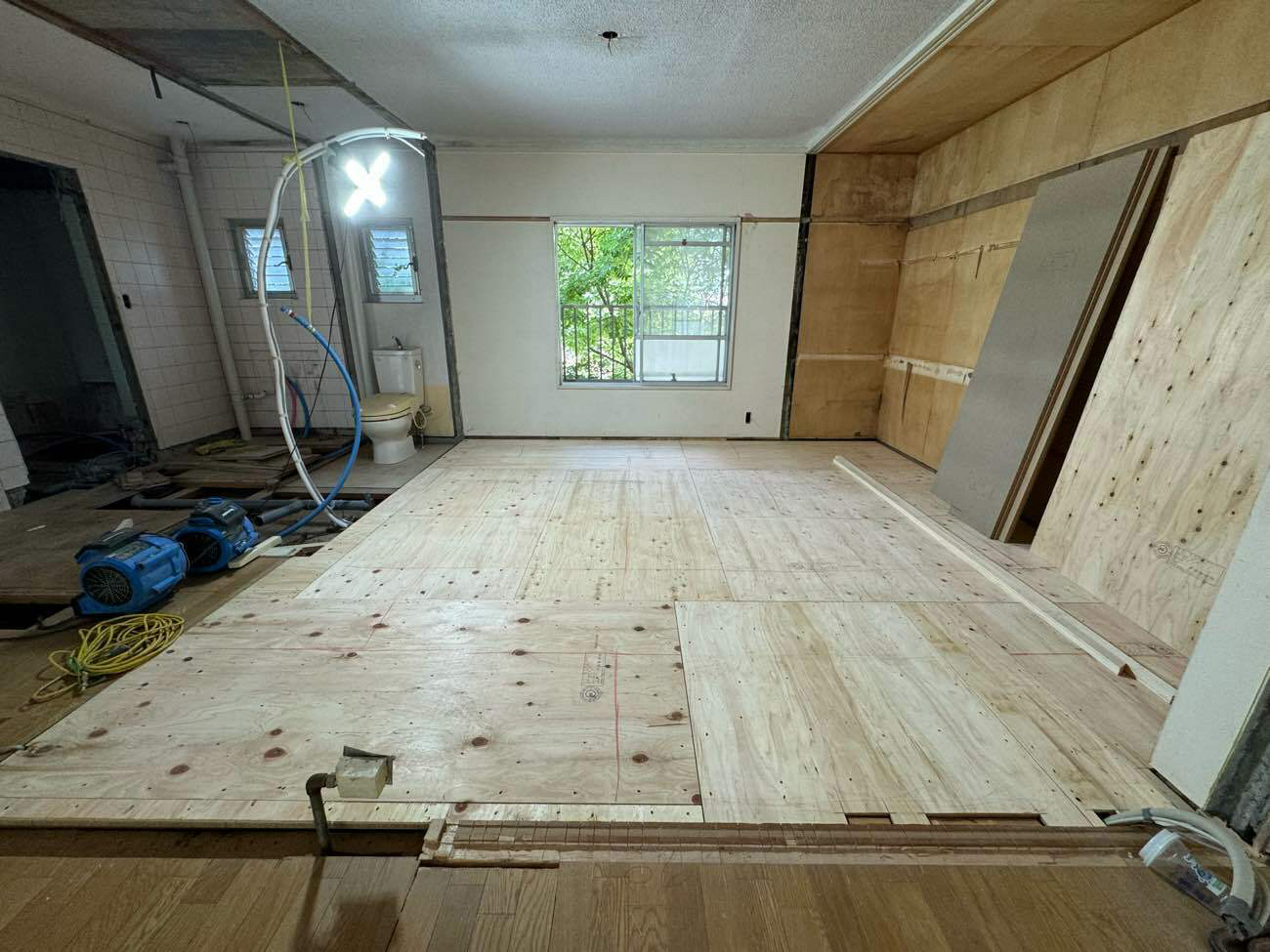 東京都東久留米市にてマンション1日置床工事を行いました。乾式二重床