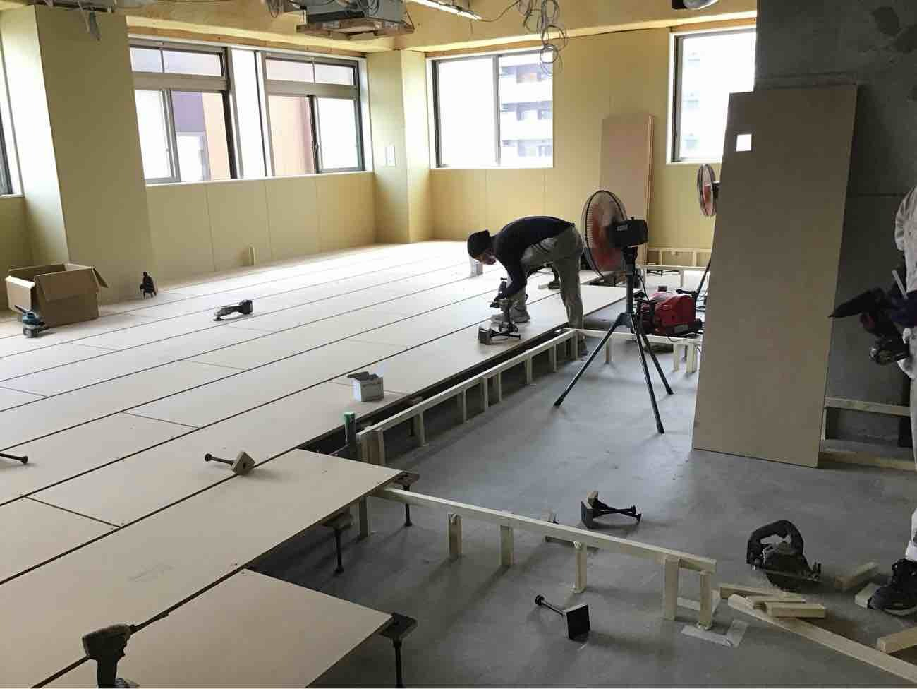 埼玉県草加市にてクリニックの置床工事を行いました。万協フロアー乾式二重床