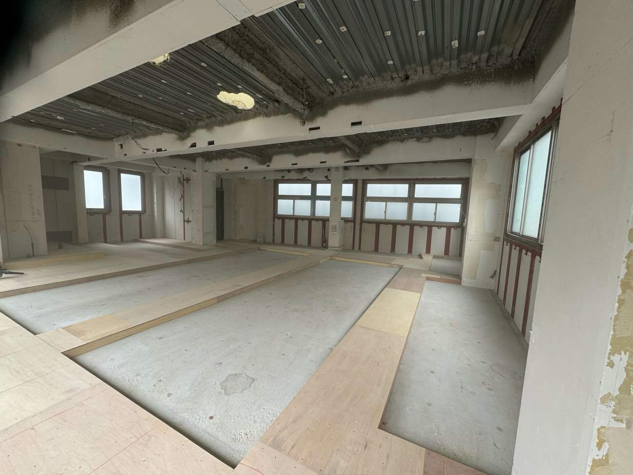 東京都豊島区にて店舗の置床工事を行いました。乾式二重床