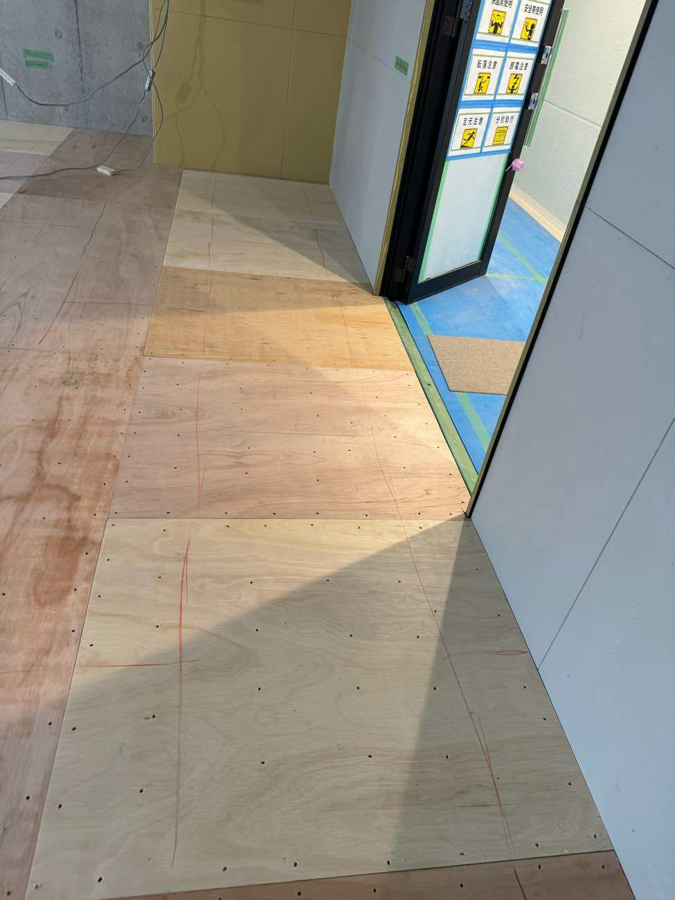 横浜市港北区にて病院の置床工事を行いました。乾式二重床