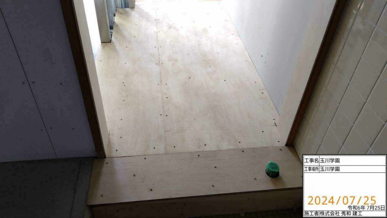 東京都町田市にて大学施設の置床工事を行いました。乾式二重床