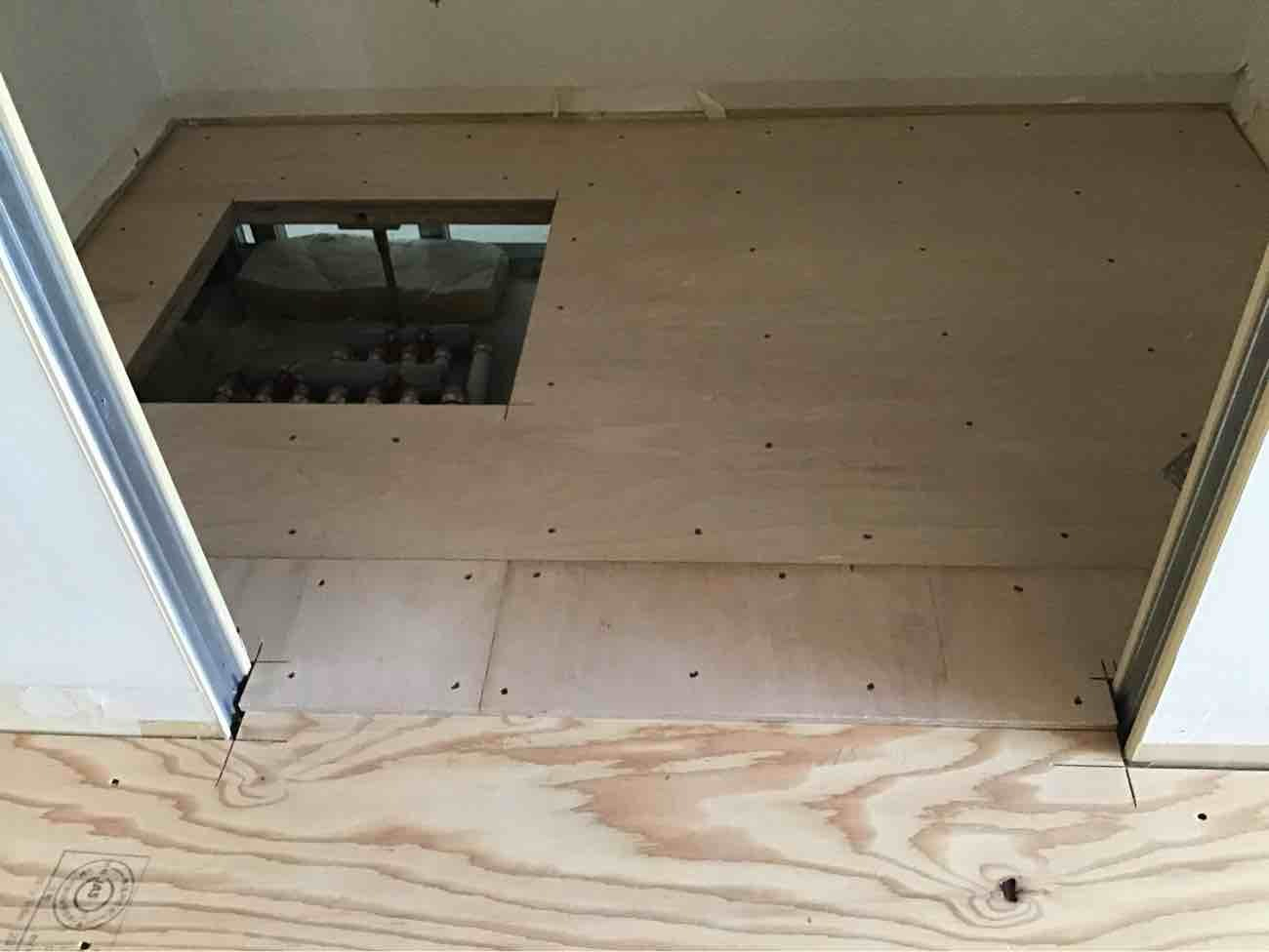 東京都中央区にてマンション1日置床工事を行いました。針葉樹合板