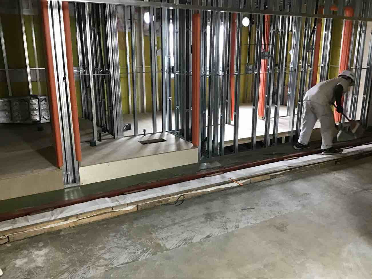 神奈川県藤沢市にて工場のトイレ置床工事を行いました。乾式二重床