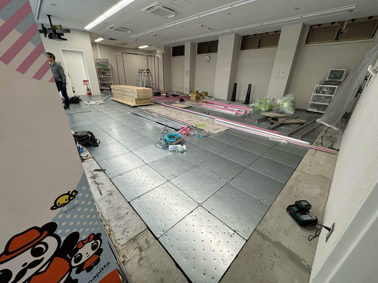 東京都江戸川区にて店舗のOAフロア工事を行いました。モザイクフロア