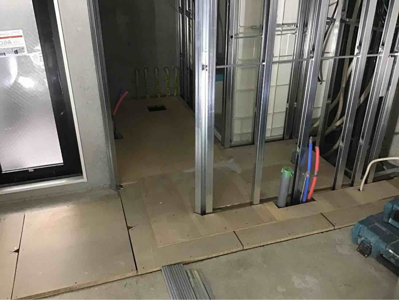 東京都新宿区にてマンション置床工事を行いました。乾式二重床