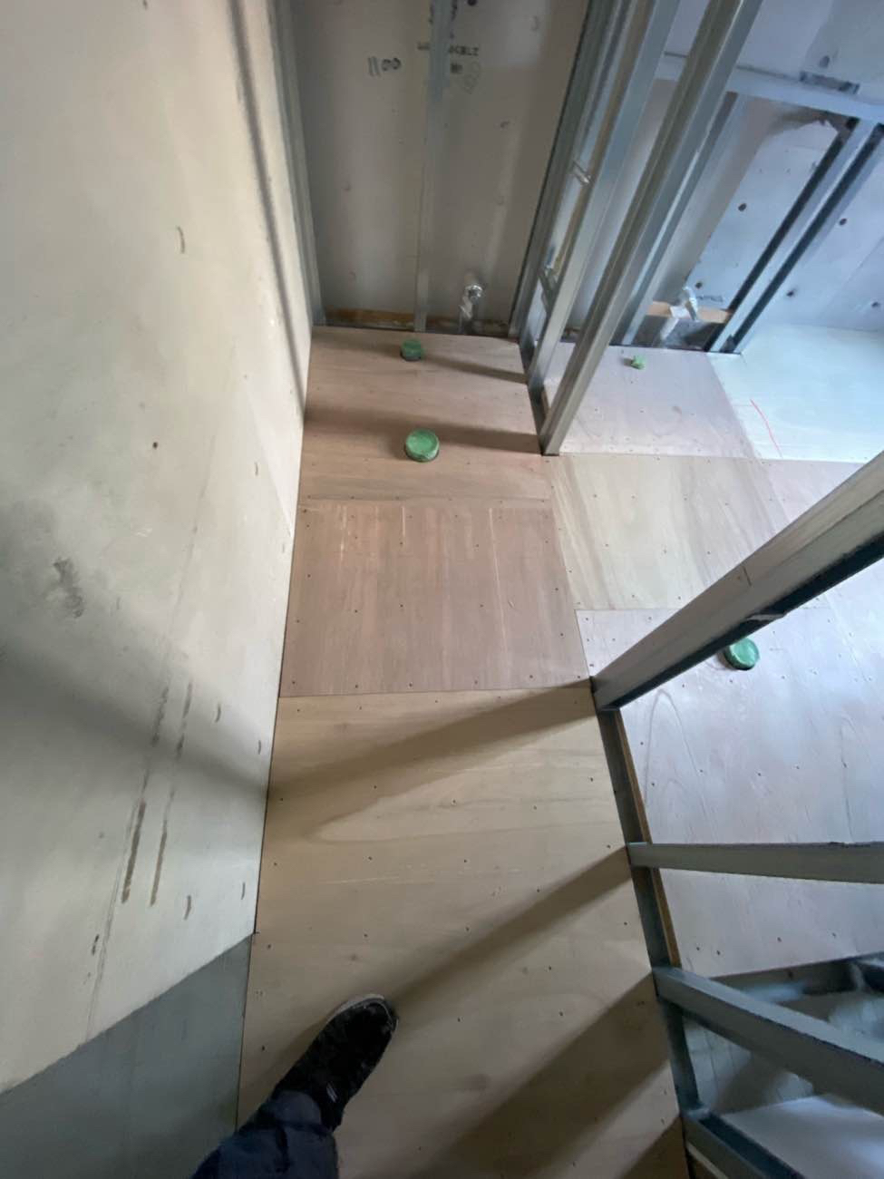 千葉県千葉市美浜区　小学校のトイレ改修の置床工事　フリーフロアCP-F