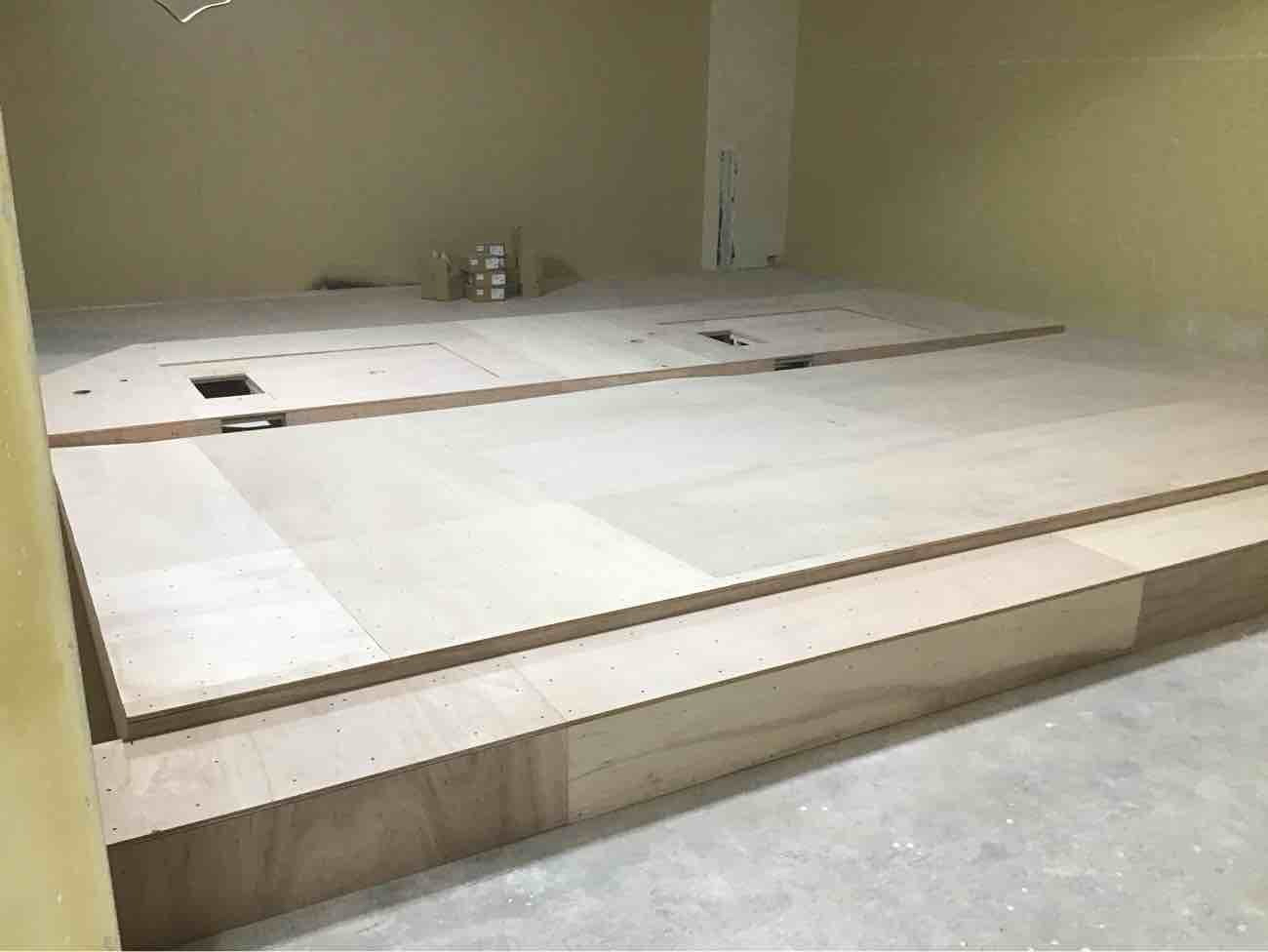 大阪府大阪市にてシミュレーションゴルフ店舗の細工置床工事を行いました。乾式二重床