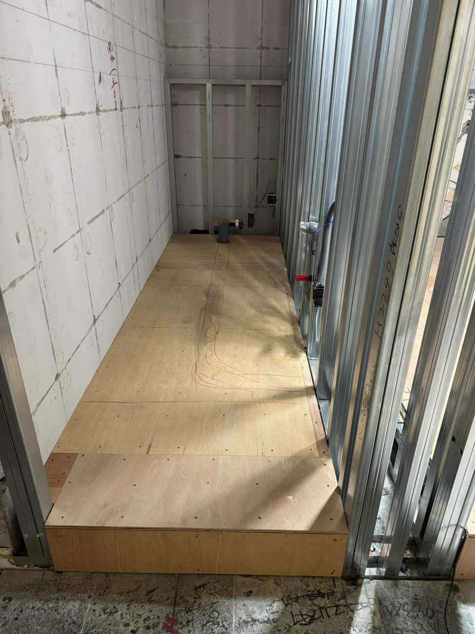 横浜市青葉区にてクリニック店舗の置床工事を行いました。乾式二重床