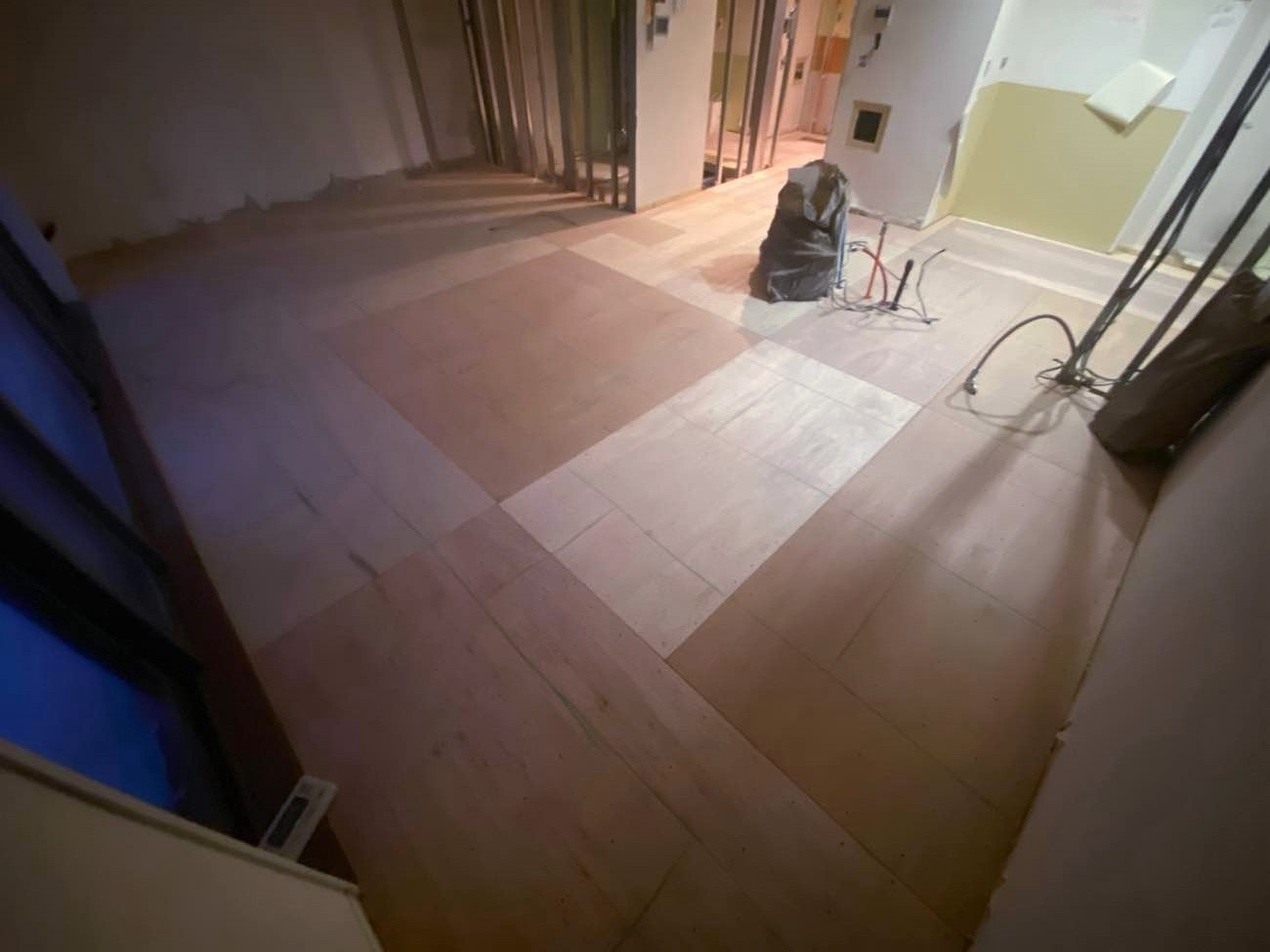 東京都港区にてマンション1日置床工事を行いました。フリーフロアCP